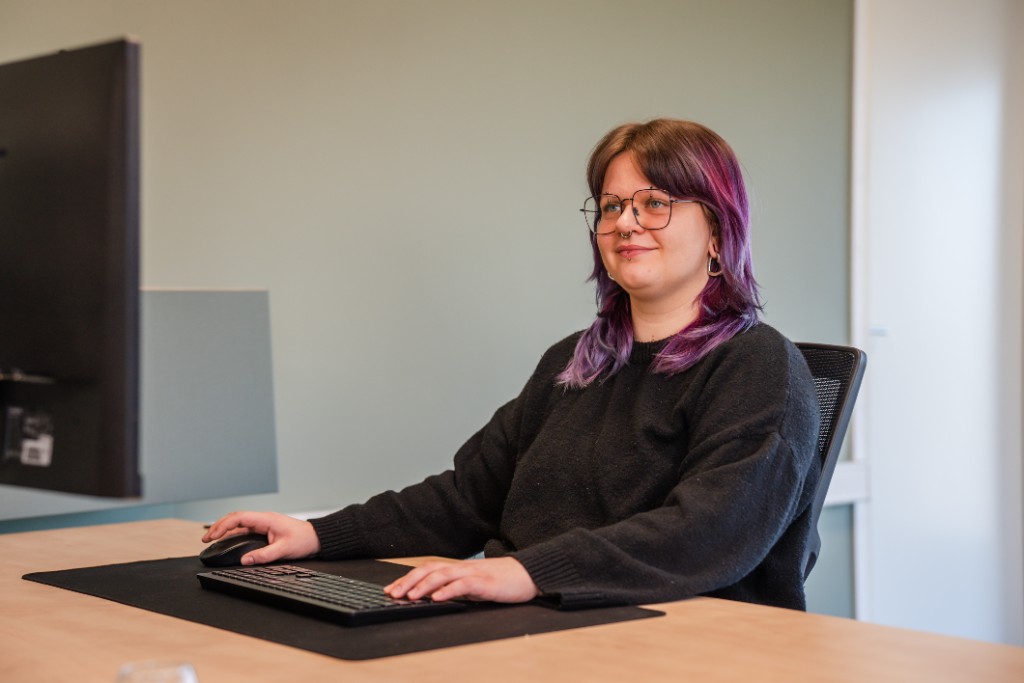 Collega aan het bureau