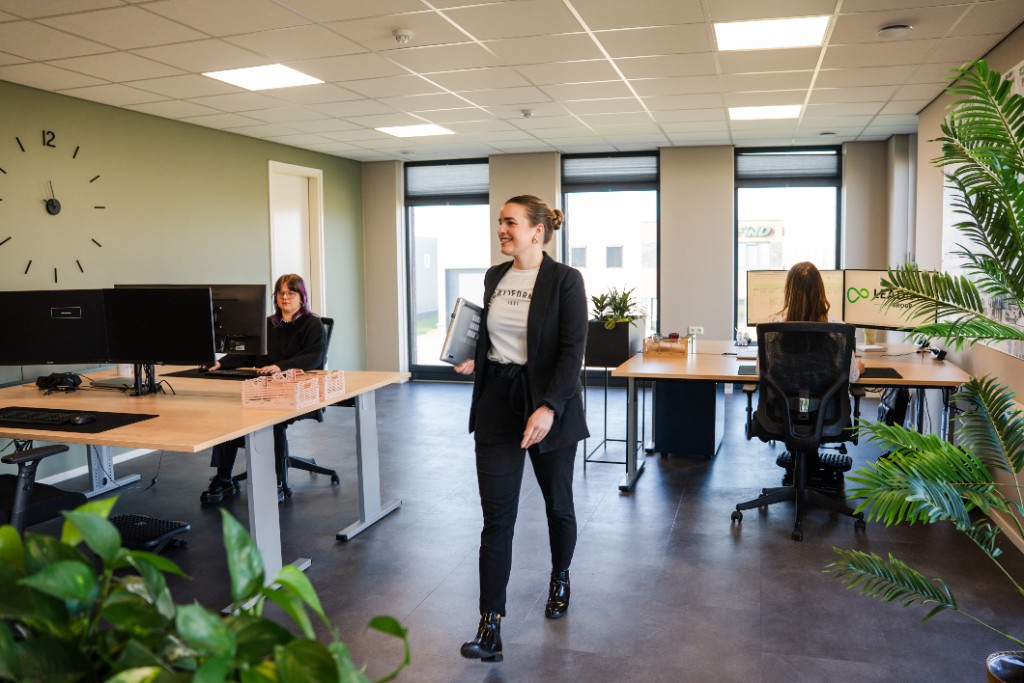 Collega's aan het werk op kantoor
