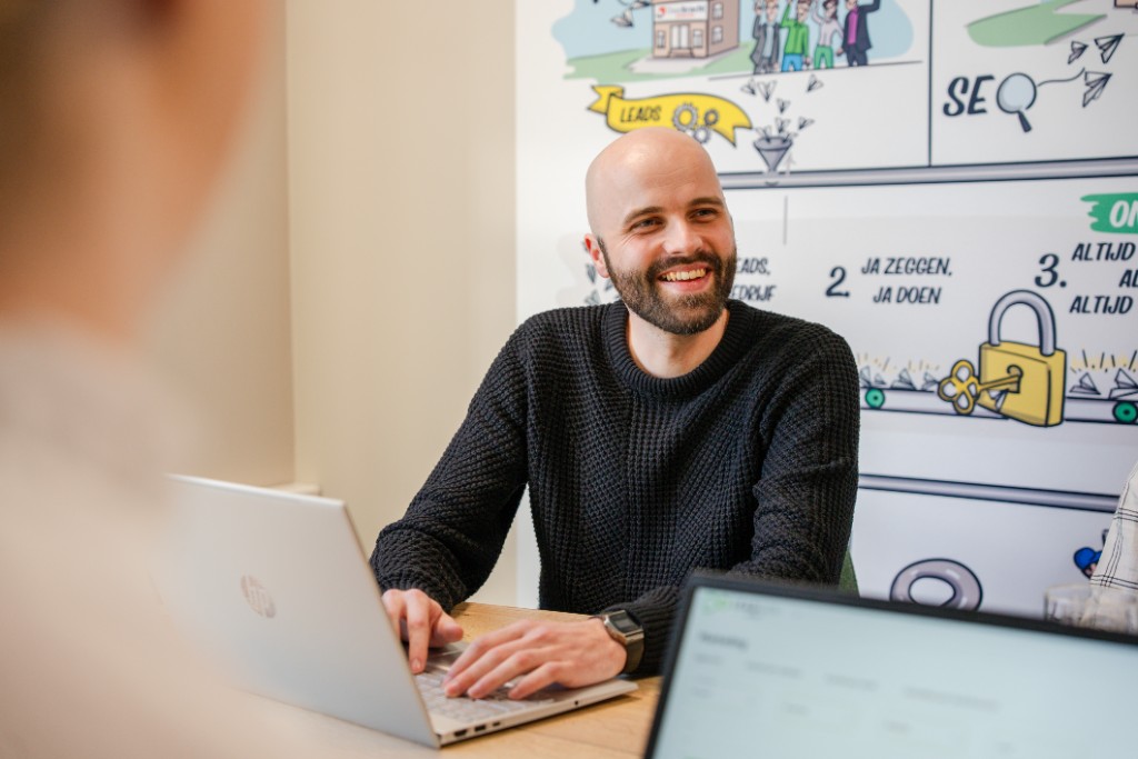 Collega achter de laptop